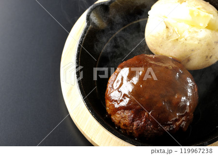 熱々ハンバーグと熱々じゃがバターを黒背景で撮影 熱々ハンバーグと熱々じゃがバターを黒背景で撮影 119967238