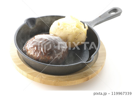 熱々ハンバーグと熱々じゃがバターを白背景で撮影 119967339