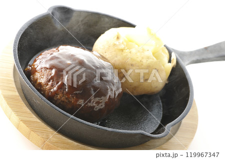 熱々ハンバーグと熱々じゃがバターを白背景で撮影 119967347