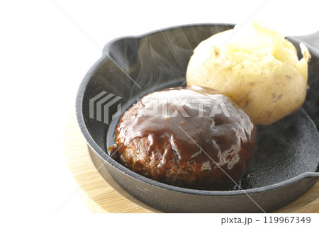 熱々ハンバーグと熱々じゃがバターを白背景で撮影 119967349
