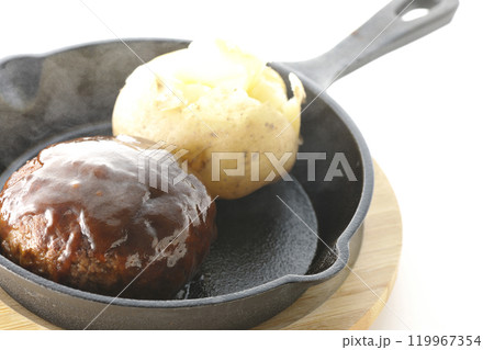 熱々ハンバーグと熱々じゃがバターを白背景で撮影 熱々ハンバーグと熱々じゃがバターを白背景で撮影 119967354