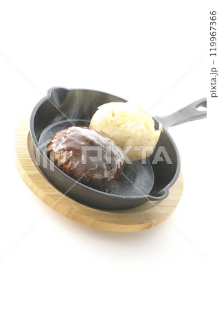 熱々ハンバーグと熱々じゃがバターを白背景で撮影 119967366