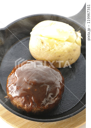 熱々ハンバーグと熱々じゃがバターを白背景で撮影 熱々ハンバーグと熱々じゃがバターを白背景で撮影 119967381