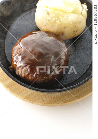 熱々ハンバーグと熱々じゃがバターを白背景で撮影 熱々ハンバーグと熱々じゃがバターを白背景で撮影 119967383