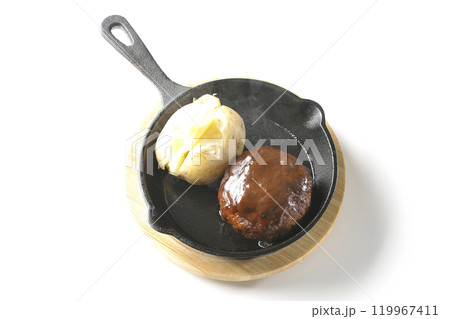 熱々ハンバーグと熱々じゃがバターを白背景で撮影 熱々ハンバーグと熱々じゃがバターを白背景で撮影 119967411