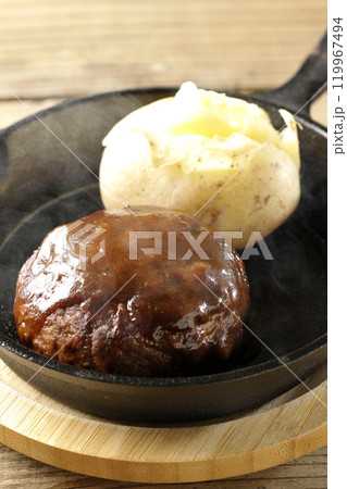 熱々ハンバーグと熱々じゃがバター 119967494