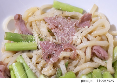 ベーコンとアスパラガスの焼きうどんイメージ　(写真素材) 119967525