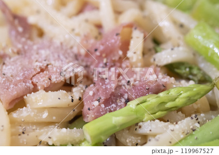 ベーコンとアスパラガスの焼きうどんイメージ　(写真素材) 119967527