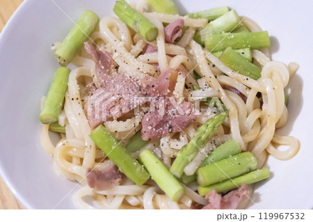 ベーコンとアスパラガスの焼きうどんイメージ (写真素材) ベーコンとアスパラガスの焼きうどんイメージ (写真素材) 119967532