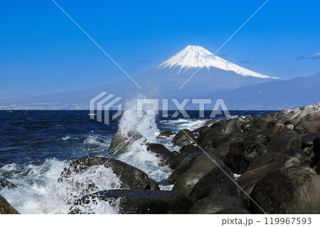 荒波の西伊豆御浜海岸より駿河湾越しに観る富士山 荒波の西伊豆御浜海岸より駿河湾越しに観る富士山 119967593