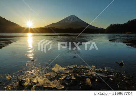 日本の風景　本栖湖の厳冬の日の出 119967704