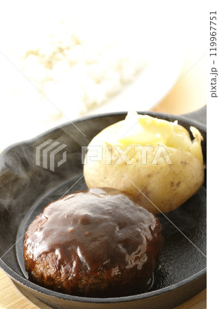 熱々ハンバーグと熱々じゃがバターとライスのセット 熱々ハンバーグと熱々じゃがバターとライスのセット 119967751