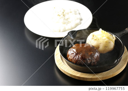 熱々ハンバーグと熱々じゃがバターとライスのセット 119967755
