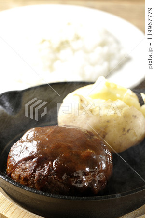 熱々ハンバーグと熱々じゃがバターとライスのセット 熱々ハンバーグと熱々じゃがバターとライスのセット 119967779
