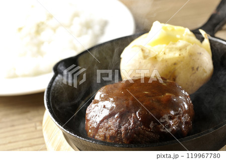 熱々ハンバーグと熱々じゃがバターとライスのセット 119967780