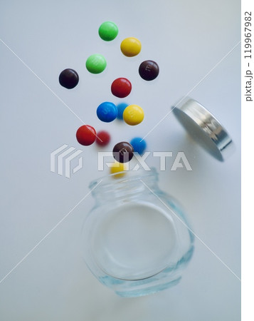 瓶から飛び出すカラフルなお菓子 119967982