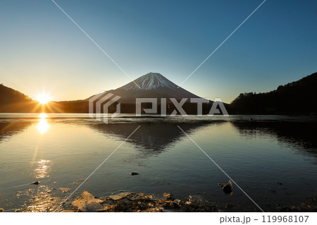日本の風景 精進湖の厳冬の日の出 日本の風景 精進湖の厳冬の日の出 119968107