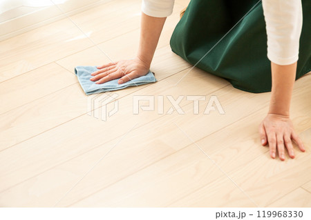 フローリングを雑巾で水拭きするミドル〜シニア女性 119968330