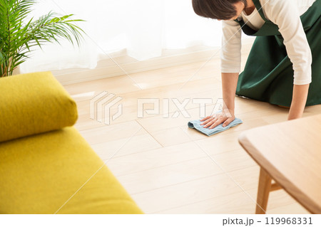 フローリングを雑巾で水拭きするミドル〜シニア女性 フローリングを雑巾で水拭きするミドル〜シニア女性 119968331