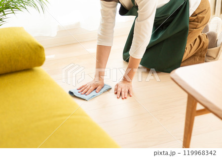 フローリングを雑巾で水拭きするミドル〜シニア女性 119968342