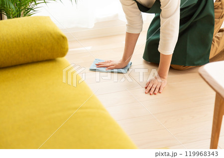 フローリングを雑巾で水拭きするミドル〜シニア女性 119968343