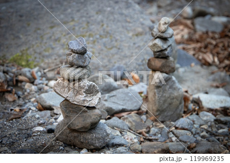 河原に積み上げられた石 119969235