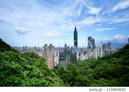 都市の風景「象山からの台北市街地を臨む」 119969692