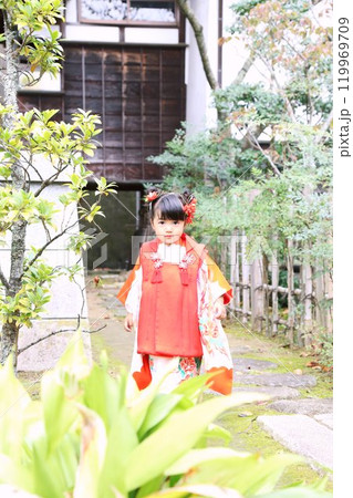 七五三詣で可愛い三歳の女の子、神社仏閣での和装ロケーション撮影、被布キッズフォト家族写真 119969709