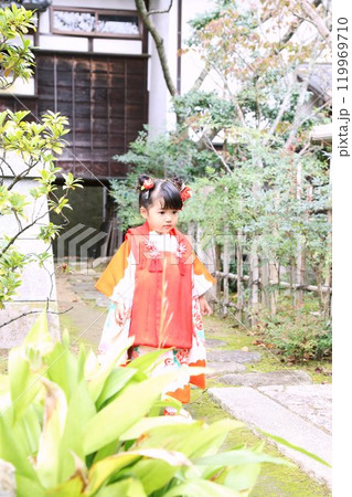 七五三詣で可愛い三歳の女の子、神社仏閣での和装ロケーション撮影、被布キッズフォト家族写真 七五三詣で可愛い三歳の女の子、神社仏閣での和装ロケーション撮影、被布キッズフォト家族写真 119969710