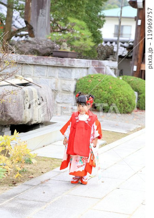 七五三詣で可愛い三歳の女の子、神社仏閣での和装ロケーション撮影、被布キッズフォト家族写真 七五三詣で可愛い三歳の女の子、神社仏閣での和装ロケーション撮影、被布キッズフォト家族写真 119969757