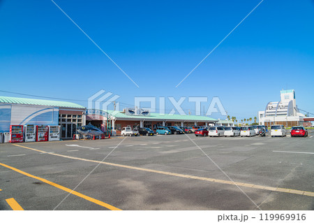 御前崎市の海鮮なぶら市場の駐車場から見た風景(静岡県) 119969916