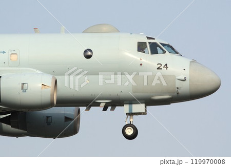 青空の中を飛行する海上自衛隊の国産ジェット哨戒機P-1の操縦室付近 青空の中を飛行する海上自衛隊の国産ジェット哨戒機P-1の操縦室付近 119970008