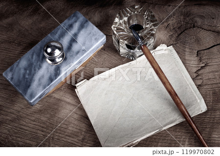 Vintage fountain pen and inkwell with old letters on a wooden table 119970802