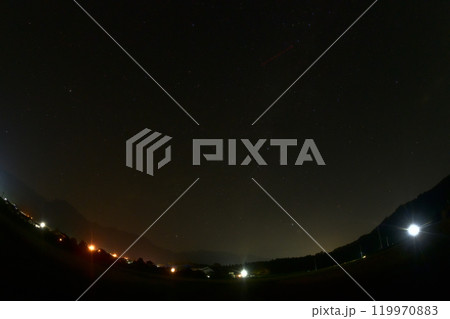 北杜市白州町、西に傾く夏の大三角が夏の終わり告げる長月の夜 北杜市白州町、西に傾く夏の大三角が夏の終わり告げる長月の夜 119970883