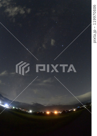 北杜市白州町、西に傾く夏の大三角が夏の終わり告げる長月の夜 119970886