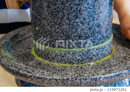 石臼から挽かれた抹茶 119971261