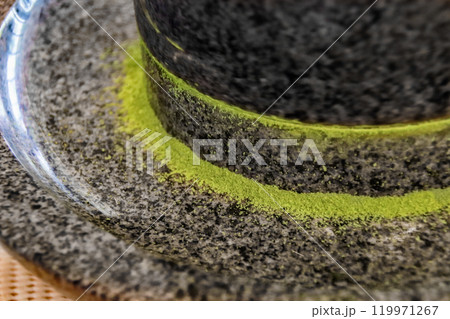 石臼から挽かれた抹茶 119971267