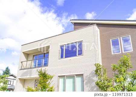 モダンな新築の戸建て住宅モデルハウスのある風景 119971313