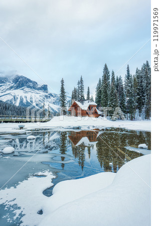Wooden lodge on frozen Emerald Lake in pine forest on winter at Yoho national park, Canada Wooden lodge on frozen Emerald Lake in pine forest on winter at Yoho national park, Canada 119971569