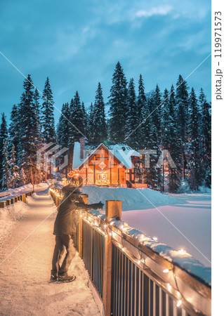 Winter scene of Emerald Lake Lodge glowing with male tourist enjoying in the night at Yoho national park, Canada 119971573