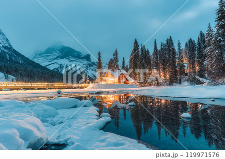 Winter scene of wooden lodge glowing on Emerald Lake at Yoho national park, Canada 119971576