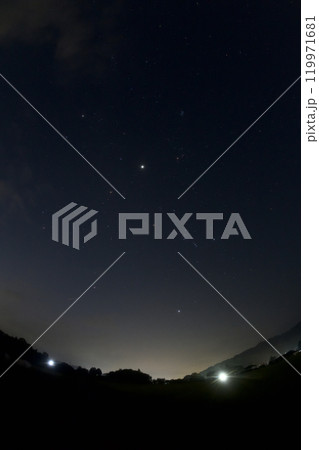 北杜市白州町、長月の未明の空に昇る冬の訪れ告げる星々と中央付近で一際輝く木星 119971681