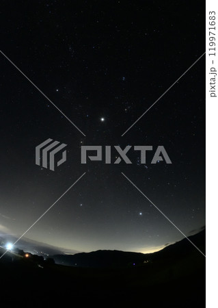 北杜市白州町、長月の未明の空に昇る冬の訪れ告げる星々と中央付近で一際輝く木星 119971683