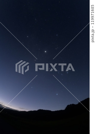 北杜市白州町、長月の未明の空に昇る冬の訪れ告げる星々と中央付近で一際輝く木星 119971685