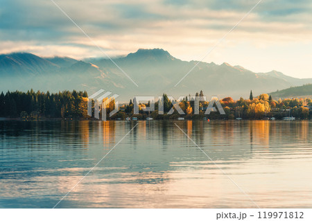 Sunrise over mountain range and autumn forest on Lake Wanaka Sunrise over mountain range and autumn forest on Lake Wanaka 119971812