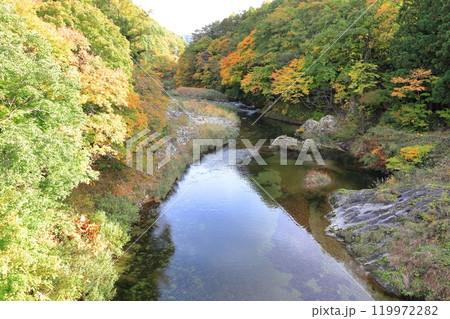 前沢曲家集落の舘岩川の清流と紅葉 前沢曲家集落の舘岩川の清流と紅葉 119972282