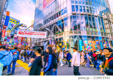日本の東京都市景観ハロ本番。渋谷センター街へ、若者や外国人観光客らが続々…希望の時代へ＝10月31日 119973591