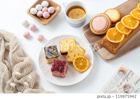 おいしそうなお菓子とケーキ 119975942