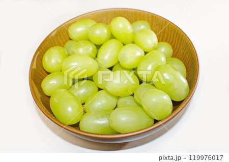 茶色い器に盛られた新鮮なシャインマスカット 119976017