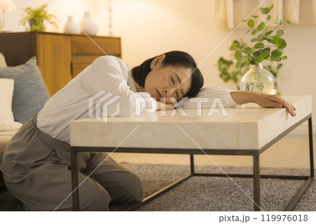 夜のリビングのミドル女性 夜のリビングのミドル女性 119976018